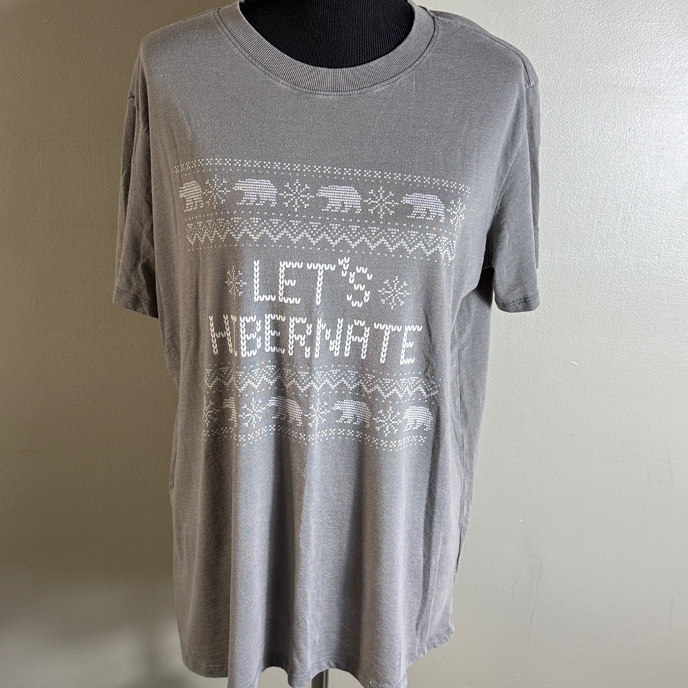 Maurices Gray Graphic T-Shirt Bear Design Let’s Hibernate Sz L NWOT